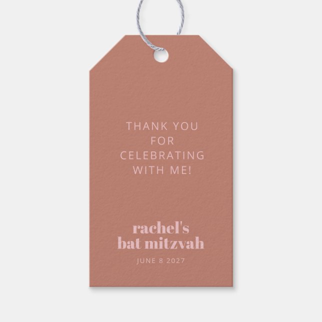 Modern Bold Typografy Terracotta Pink Bat Mitzvah Geschenkanhänger (Vorderseite)