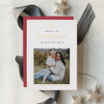 Modern Bow | Einfache Weihnachten im Foto Folien Feiertagskarte<br><div class="desc">Freuen Sie sich auf Weihnachts-Grüße mit diesen schlichten Weihnachtskarten, die ein minimalistisches Layout und eine anpassbare Nachricht enthalten. Fügen Sie Ihr beliebtes quadratisches Foto auf einem weißen Hintergrund mit einer dünnen goldenen Folie, und passen Sie Ihren Urlaub Gruß und Familiensignatur (gezeigt mit "Wishing you Holiday Cheer"). Ein kleiner goldener Bogen...</div>