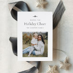 Modern Bow | Einfaches Minimales Foto Feiertagskarte<br><div class="desc">Freuen Sie sich auf Weihnachts-Grüße mit diesen schlichten Weihnachtskarten, die ein minimalistisches Layout und eine anpassbare Nachricht enthalten. Fügen Sie Ihr beliebtes quadratisches Foto auf weißem Hintergrund mit einem blassgrauen Rahmen hinzu und passen Sie Ihren Urlaubsgruß und Ihre Familiensignatur an (gezeigt mit "Wishing you Holiday Cheer"). Ein kleiner Bogen an...</div>