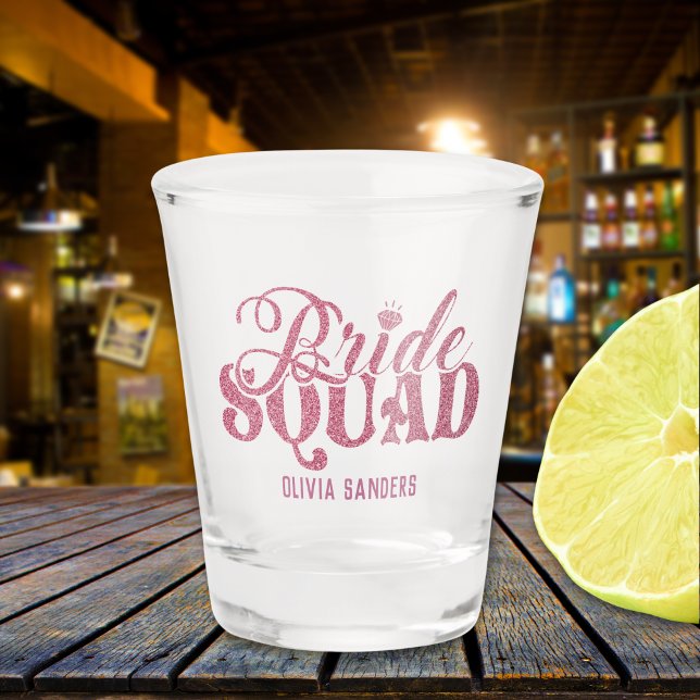 Modern bridal squad pink glitter letters schnapsglas (Von Creator hochgeladen)