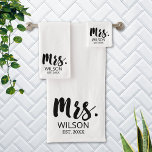Modern Brush Schriftart Hochzeitstag Ehepaar Badhandtuch Set<br><div class="desc">Feiern Sie die Hochzeit mit unserem Schriftart "Modern Brush" zum Hochzeitsfeiern des Jubiläums mit unserem Set "Couple Bath Towel". Mit dem Titel "Mrs." in einem schlanken Schriftart mit Schwarz-Weiß-Pinsel. Das schlichte und minimalistische Design verleiht Ihrem Badezimmer eine Touch modernen Charmes.</div>