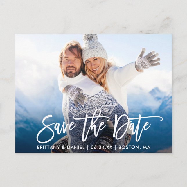 Modern Brush Script Couple Foto Save the Date W Postkarte (Vorderseite)