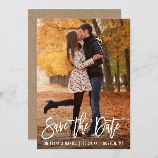 Modern Brush Script Foto Kraft Save the Date Card Einladung (Vorne/Hinten)