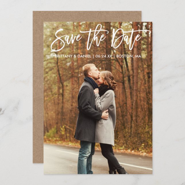 Modern Brush Script Foto Save the Date Kraft Card Einladung (Vorne/Hinten)