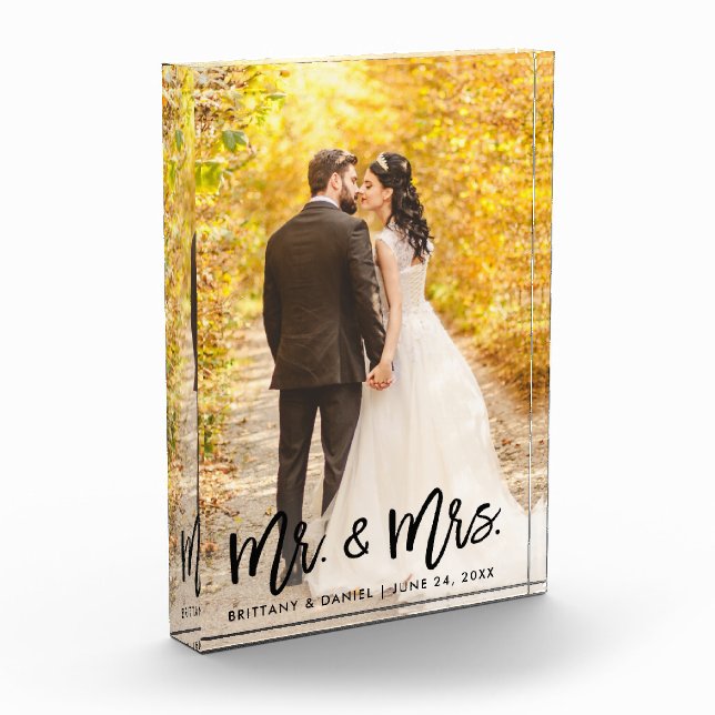 Modern Brush Script Mr. and Mrs. Wedding Fotoblock (Links)