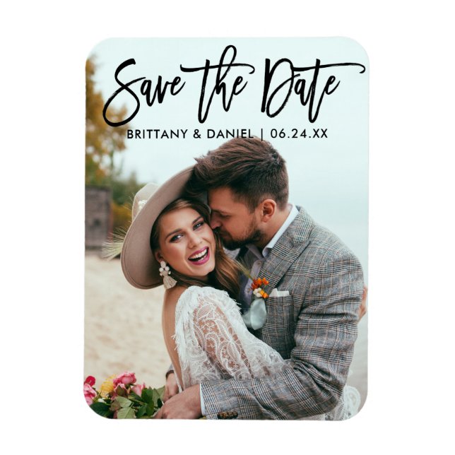 Modern Brush Script Save the Date Couple Foto B Magnet (Vertikal)