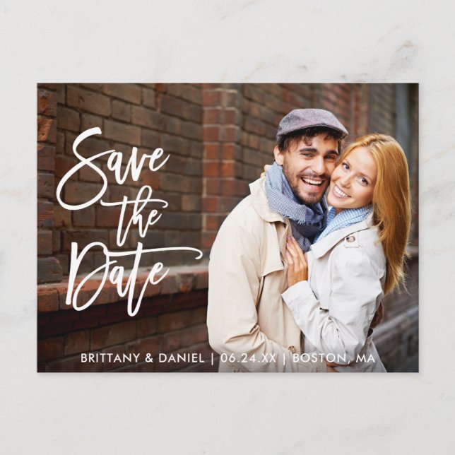 Modern Brush Script Save the Date Couple Foto W Postkarte (Vorderseite)