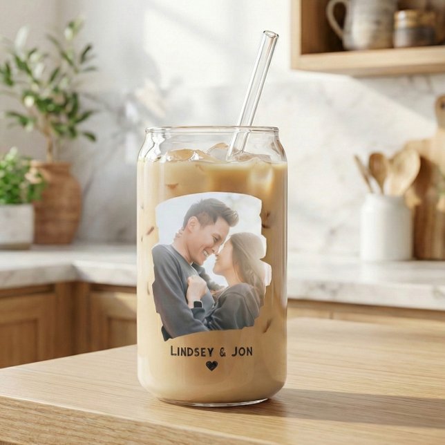 Modern Brushstroke Couple Photo & Name Iced Coffee Dosenglas (Viral trendy can glass shape for iced coffee for anniversaries. Gifts for couples)