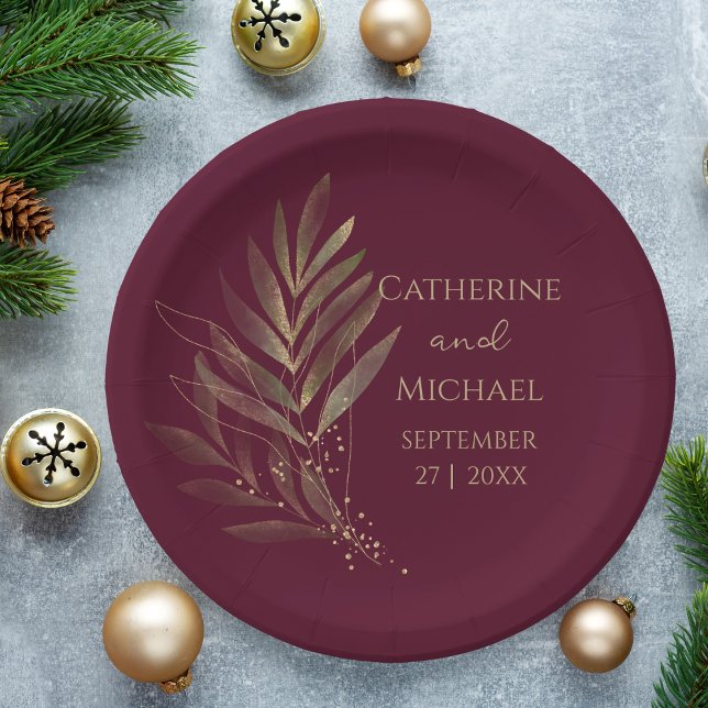 Modern Burgundy Gold Leaf Wedding Monogram Pappteller (Von Creator hochgeladen)