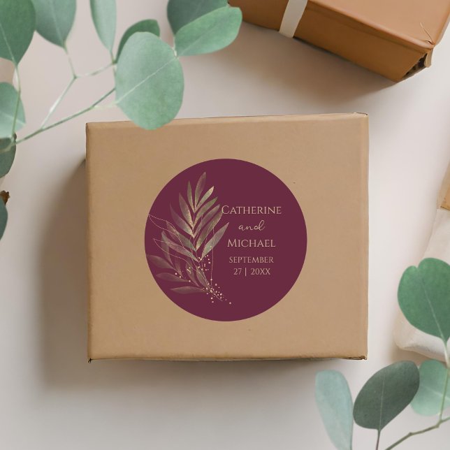 Modern Burgundy Gold Leaf Wedding Monogram Runder Aufkleber (Von Creator hochgeladen)