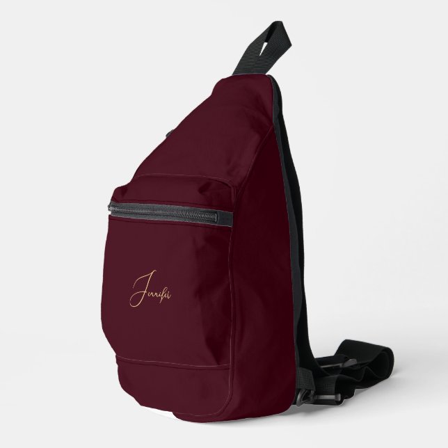 Modern Burgundy Gold Monogram Mens Womens Travel Crossbody Bag (Rechte Ecke)