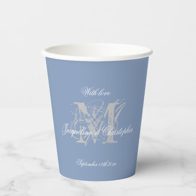 Modern Chic Dusty Blue Wedding Monogram + Name Pappbecher (Vorderseite)
