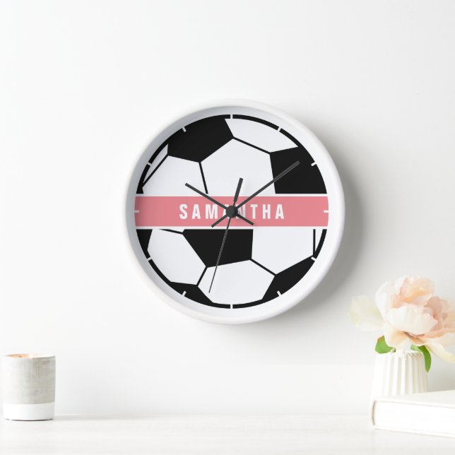 Modern Chic Soccer Ball Girly Pink Sports Monogram Uhr (Zuhause)