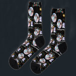 Modern Christmas Family Snowman Foto und Name Socken<br><div class="desc">Feiern Sie den Urlaub mit diesem modernen Weihnachtsfamilien Snowman Sock Design! Personalisieren Sie mit Ihrem Foto und Namen,  um einen lustigen,  festlichen und einzigartigen Sake zu schaffen. Ideal für gemütliche Wintertage,  Weihnachtsvormittag oder Familienmitglieder,  die Liebe spielerisch und personalisiert Urlaubskleidung.</div>