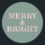Modern Christmas Merry Bright Dusty Green Runder Aufkleber<br><div class="desc">Moderner Weihnachtsaufkleber mit dem Text MERRY & BRIGHT in weißer und roter,  eleganter Schrift-Typografie auf staubgrünem Hintergrund. Exklusiv für Sie entworfen von Happy Dolphin Studio. Wenn Sie Hilfe oder passende Produkte benötigen,  kontaktieren Sie uns bitte über unseren Shop Chat!</div>