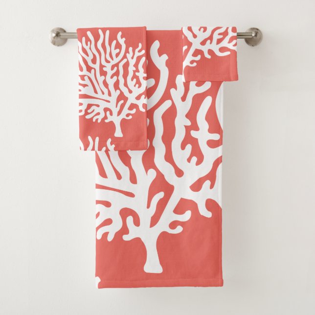 Modern Coastal White Sea Corals & Coral Pink Badhandtuch Set (Insitu)