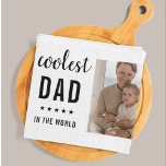 Modern Collage Foto Happy Vathers Day Gift Geschirrtuch<br><div class="desc">Das "Modern Collage Foto Colorful Best Vater Ever Gift" ist ein personalisiertes und einzigartiges Geschenk für jeden Papa, der es verdient, gefeiert zu werden. Das Geschenk ist ein Collage Foto, das aus mehreren Einzelbildern besteht, die sorgfältig arrangiert wurden, um ein atemberaubendes und auffälliges Design zu schaffen. Das Geschenk ist ein...</div>