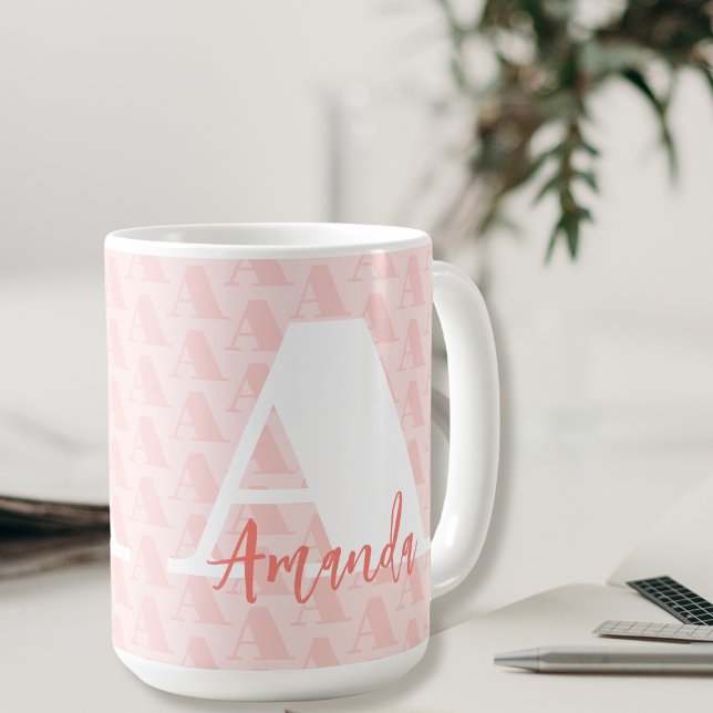 Modern Coral Initial White Letter Script Kaffeetasse (Von Creator hochgeladen)