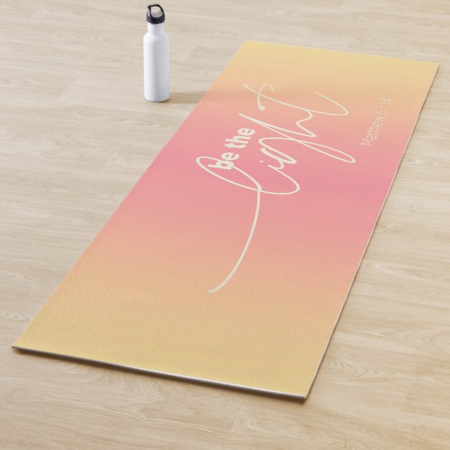 Modern Coral Peach Ombre "Be the Light" Drehbuch Yogamatte (Beispiel)
