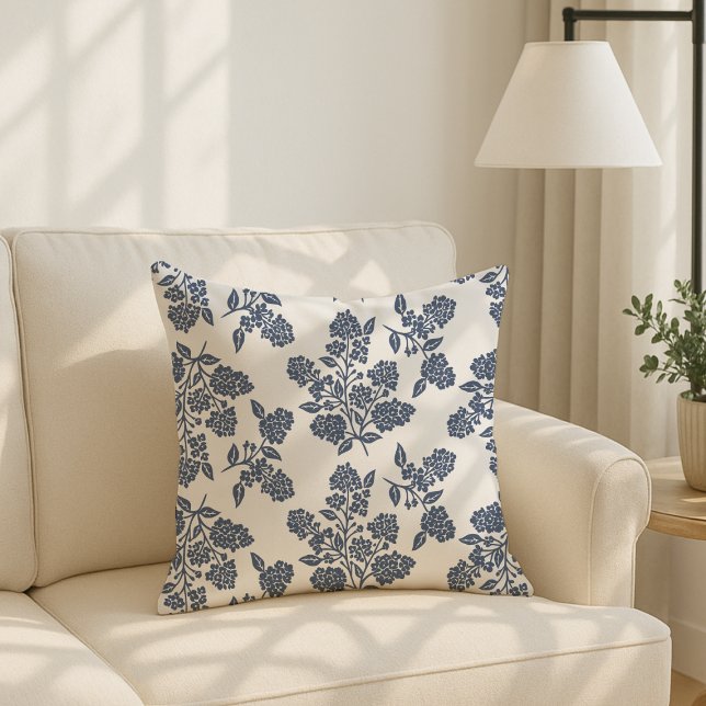 Modern Cottage style, dusty blue floral  Kissen (Von Creator hochgeladen)