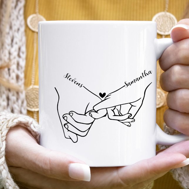 Modern Couple Holding Händchen Individuelle Name H Kaffeetasse (Von Creator hochgeladen)