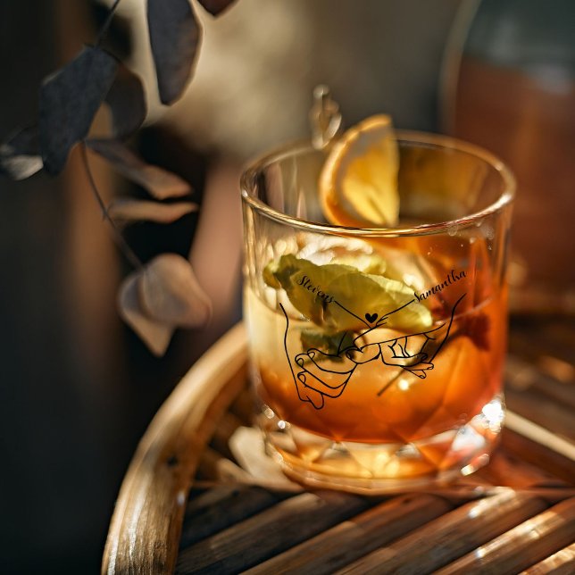 Modern Couple Holding Händchen Individuelle Name H Whiskyglas (Von Creator hochgeladen)