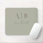 Modern Custom Monogram Initials Name Dusty Sage Mousepad<br><div class="desc">Moderne Custom Mouse Matt in staubiger Weise mit Namen und Initialen. Anpassen mit Initialen und Namen,  um Ihre personalisierte Mausmatte zu erstellen.</div>