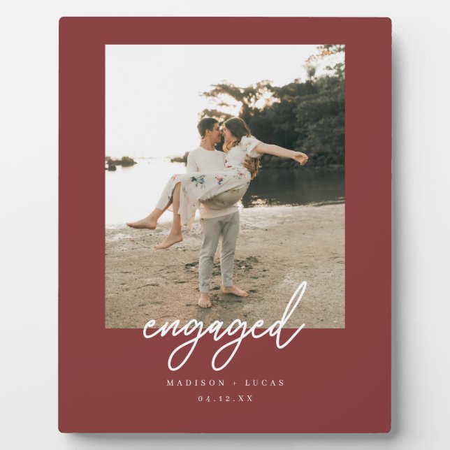 Modern Deep Red "Engaged" Script Couple Photo Fotoplatte (Vorderseite)