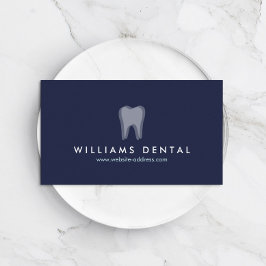 Modern Dentist Tooth Logo auf Navy Blue Visitenkarte