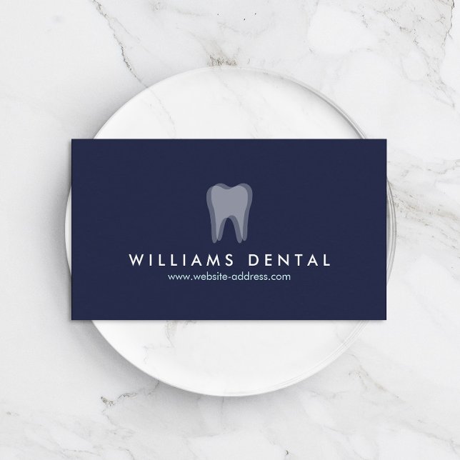 Modern Dentist Tooth Logo auf Navy Blue Visitenkarte (Von Creator hochgeladen)