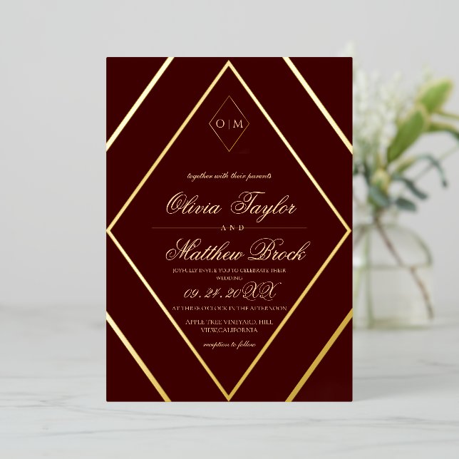 Modern Diamond Burgundy Gold Wedding Folieneinladung (Stehend vorne)