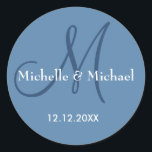 Modern Dusty Blue Wedding Monogram Name Runder Aufkleber<br><div class="desc">Elegante Hochzeitskleber mit Monogramm in trendiger Hochzeitsfarbe. Personalisieren Sie das staubblaue Siegel mit Monogramm Initial-,  Braut- und Bräutigam-Namen und Hochzeitstermin.</div>