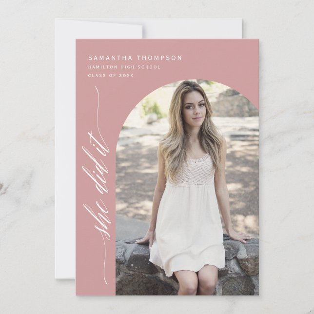 Modern Dusty Pink sie tat es Abschluss Arch Foto Einladung (Vorderseite)