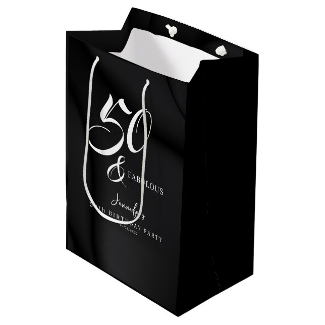 Modern Elegant Black White Fifty Fabulous Birthday Mittlere Geschenktüte (Vorderseite Schrägansicht)