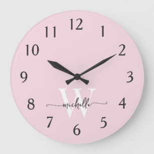 Modern Elegant Blush Pink Monogram Name Script Große Wanduhr