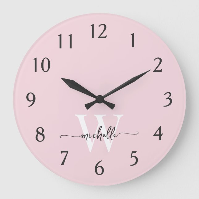 Modern Elegant Blush Pink Monogram Name Script Große Wanduhr (Vorderseite)