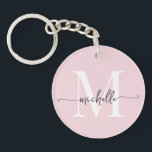 Modern Elegant Blush Pink Monogram Name Script Schlüsselanhänger<br><div class="desc">Girly Minimalistisch Modern Elegant Stilvolle Blush Pink Monogram Initial Name Script Custom Personalisiert Schlüsselanhänger. Dieses Design mit einem Vornamen in einer hübschen Hand Schwanz-Schriftart-Kalligraphie (oder Typografie) mit Monogramm initiale in weiß und schwarz auf rot rosa Hintergrund. Diese sind einfach zu anpassen. Große stilvolle feminine Hauswärmeschenke, auch zum Geburtstag, Muttertag, Brautparty,...</div>