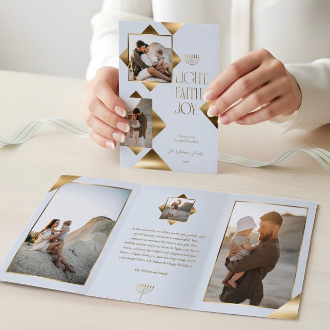 Modern Elegant Gold Star Family Photos Hanukkah Dreifach Gefaltete Urlaubskarte (Modern Elegant Gold Star Family Photos Hanukkah Tri-Fold Holiday Card)