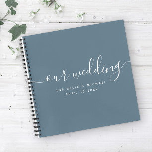 Modern Elegant Script Dusty Blue Wedding Guest Notizbuch