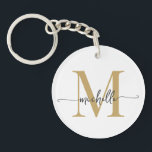 Modern Elegante White Gold Monogram Name Script Schlüsselanhänger<br><div class="desc">Girly Modern Elegant Stilvolle White and Gold Monogram Initial Name Script Custom Personalisiert Schlüsselanhänger. Dieses Design mit einem Vornamen in einer hübschen Hand Schwanz-Schriftart-Kalligraphie (oder Typografie) mit Monogramm Initial in Gold und Schwarz auf weißem Hintergrund. Diese sind einfach zu anpassen. Große stilvolle feminine Hauswärmeschenke, auch zum Geburtstag, Muttertag, Brautparty, Hochzeit,...</div>