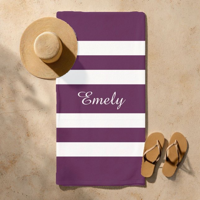 Modern eleganter Lila Streifenmuster Name Strandtuch (Modern Elegant Purple Stripes Pattern Name Beach Towel)