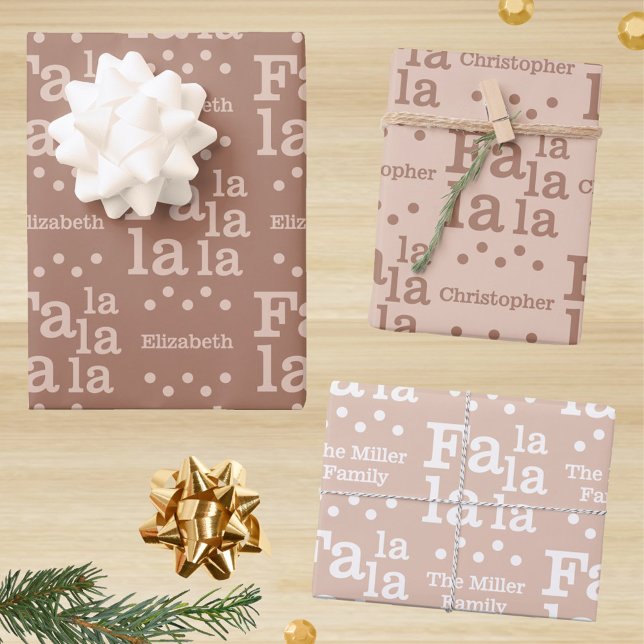 Modern Fa La Mocha Einfache Add Name Weihnachten Geschenkpapier Set (Festive Fa la la la la gift wrap sheets in mocha chocolate mousse with your names in the design)