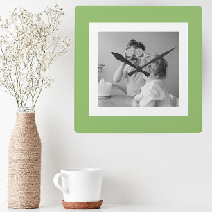 Modern  Family Photo Green Simple Lovely Gift Quadratische Wanduhr