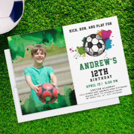 Modern farbenfrohe Fußball Geburtstagsparty Grünes Einladung