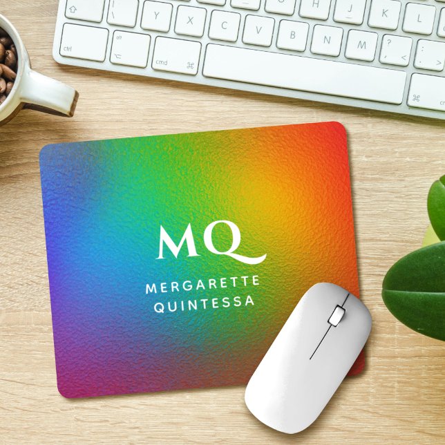 Modern farbige Rainbow White Monogram Initial Mousepad (Von Creator hochgeladen)