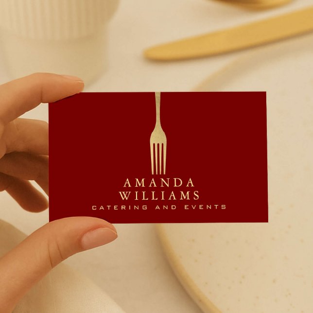 Modern Faux Gold Fork Catering Logo on Red Visitenkarte (Von Creator hochgeladen)