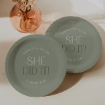 Modern Fete | Grün, sie hat es Abschluss gemacht Pappteller<br><div class="desc">Diese moderne Fete grün sie tat es Abschluss Papier Teller sind perfekt für ein einfaches grad Party. Das Design zeichnet sich durch eine elegante boho Typografie mit einer Touch von raffiniertem Stil in gedämpftem und minimalistischem Lichtschlager aus. Personalisieren Sie Ihre Teller mit dem Namen des Absolventen und des Jahrs der...</div>