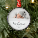 Modern First Christmas Baby Foto Ornament Aus Metall<br><div class="desc">Baby's First Weihnachtsfeiertag Ornament. Entwerfen Sie die Zukunft Ihres Lieblings-Fotos,  dekoratives Akzent Herz in rot und skurrile Schrift.</div>