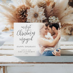 Modern First Christmas Verlobt Foto Overlay Feiertagskarte<br><div class="desc">Modern First Christmas Verlobt Foto Overlay. Verfügbar in digitaler Form und gedruckt. Ein vollständig individualisierbares Design speziell für die Feier der ersten Weihnachtsfeier des glücklichen Paares nach seiner Verlobung. Ein wunderschönes Kalligraphieskript für den Header-Text. Einfach mit Ihrem Gruß und Namen personalisieren und das Beispiel-Foto durch Ihr eigenes ersetzen. Ein Gradientenüberlagerungsschicht...</div>