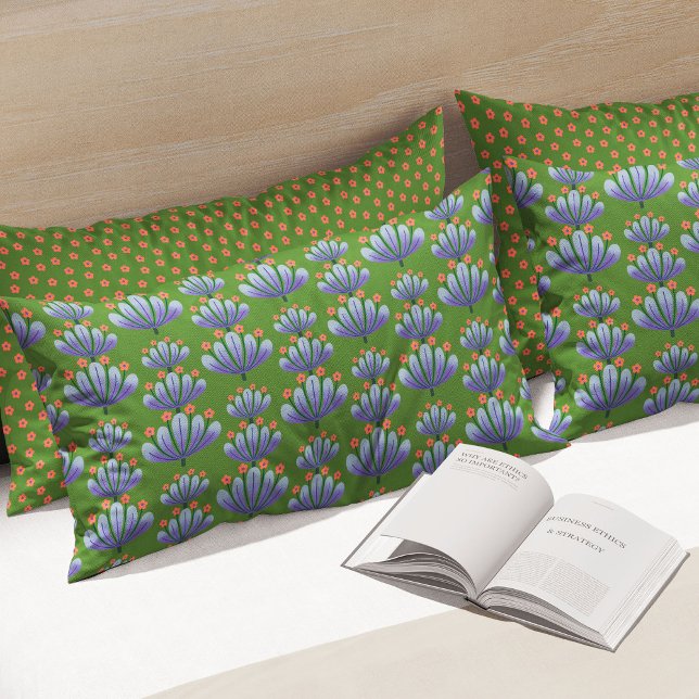 Modern Floral Pattern in Green and Lavender Kissenbezug (Von Creator hochgeladen)